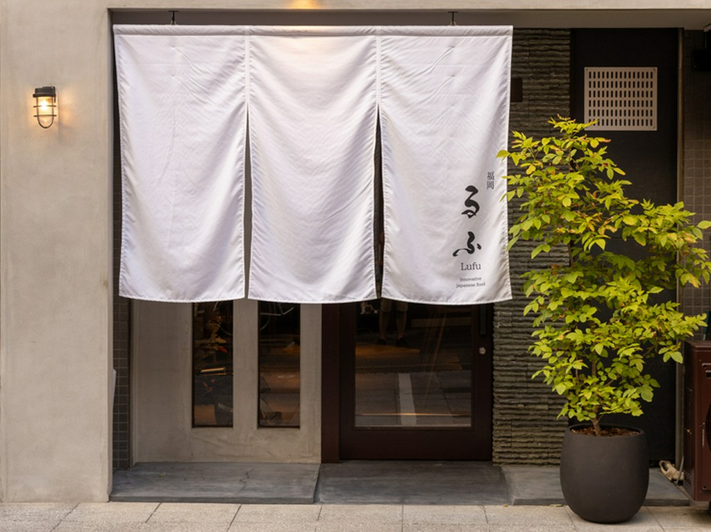 静寂の中に響く包丁の音、微かに立ち上る香り