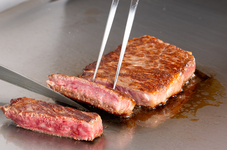 Paket makan siang Azabu Juban dengan pilihan hidangan utama berupa makanan laut atau steak, total 7 hidangan.