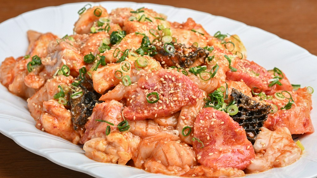 新鮮ぷりぷり！ホルモン好き必食の一皿『特選おぎゅうもり』