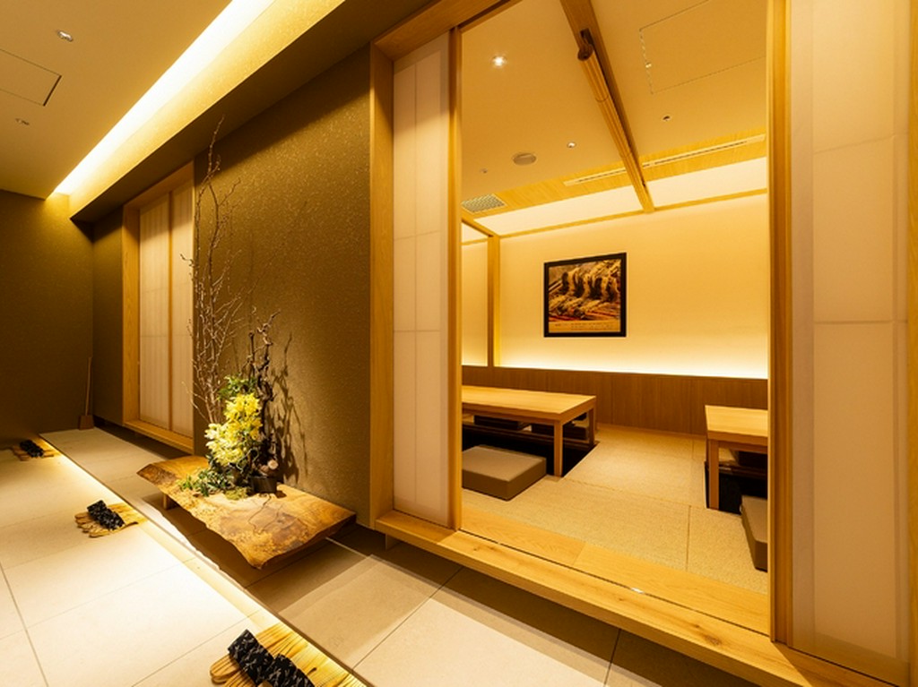 全100席のキャパシティに、個室完備で多くの用途に対応可