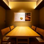 個室完備と質の高いうなぎ料理で、接待の成功を後押ししてくれるお店。うなぎに合わせてセレクトされた日本酒や、ごま鯖などのメニューもあり、県外からのお客様へのおもてなしにもオススメです。