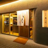 天神西通り沿い、「西鉄グランドホテル」1階。アクセス良好かつ、100名以上とキャパシティも大きく、最大40名利用可能な座敷完備で、イベント時にも重宝できます。団体利用時は店舗への事前相談がオススメです。