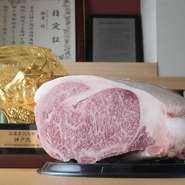 世界の食通たちから視線を集める「神戸ビーフ」に、厳選された黒毛和牛など、こだわりの素材を提供する、すき焼き・しゃぶしゃぶ専門店。リーズナブルな価格帯で、最高品質のお肉を堪能できます。