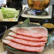 「神戸ビーフ」をはじめ、厳選食材に個室完備のこだわりの空間で、接待にも活躍してくれます。大切な商談や会食など、ビジネスシーンにも頼もしい存在。海外からのゲストへのおもてなしにも最適です。