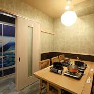 落ち着いた和の雰囲気が漂う店内は、ゆったりとした時間を過ごすのに最適。個室も完備されており、プライベートな空間でのんびり食事を楽しめます。特別な日にも、日常の贅沢にもピッタリです。