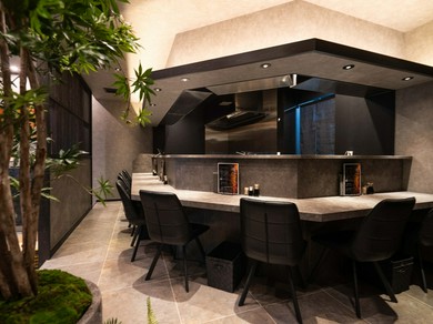 非日常の時間。おいしい料理と雰囲気を楽しめるカウンター席