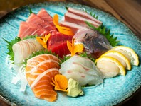 新鮮な魚介類を厳選、納得の味わいを堪能できる盛り合わせ『豪華刺し盛り（5～7人前）』