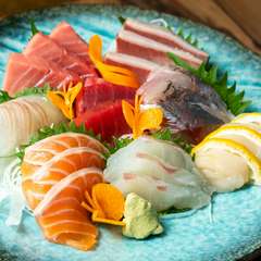 新鮮な魚介類を厳選、納得の味わいを堪能できる盛り合わせ『豪華刺し盛り（5～7人前）』