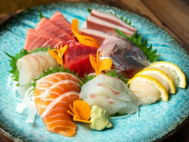 新鮮な魚介類を厳選、納得の味わいを堪能できる盛り合わせ『豪華刺し盛り（5～7人前）』