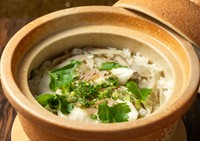 一進名物。注文が入ってから40分かけてじっくり炊き上げる人気メニュー『土鍋ご飯　鯛めし』
