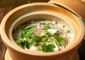 一進名物。注文が入ってから40分かけてじっくり炊き上げる人気メニュー『土鍋ご飯　鯛めし』