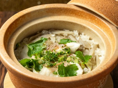 一進名物。注文が入ってから40分かけてじっくり炊き上げる人気メニュー『土鍋ご飯　鯛めし』