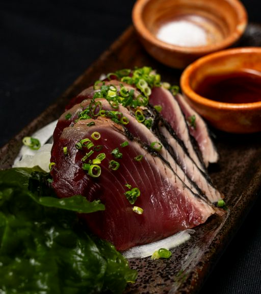 厳選した生の鰹を、豪快に藁焼きで味わう『カツオの藁焼き』