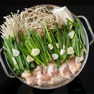 30年間ホルモン・もつに携わってきた店主が厳選した、鮮度抜群の食材を使ったメニューを提供するお店。定番のもつ鍋からホルモン焼き、煮物をはじめとした一品料理など、さまざまなスタイルで楽しめます。