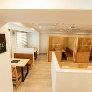 木材を取り入れたいという店主の想いから、店内は木目を基調に温もりある質感に。壁紙はホワイト、照明も明るく店内はオープンな印象。女性同士・お一人様でも気兼ねなく利用できます。