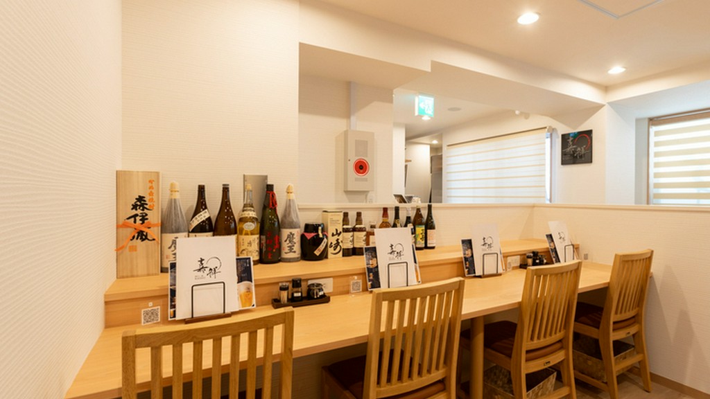 一人飲みも歓迎のカウンター席。気軽に楽しめる一品料理も多数