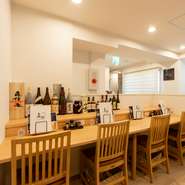 店内にはカウンター席もあり、お一人様での利用も歓迎。鍋料理だけでなく、炙りハラミなど一人でオーダーしやすい一品料理も多数。ドリンクもジャパニーズウイスキーやオススメ日本酒など各種取り揃えています。