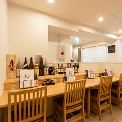 一人飲みも歓迎のカウンター席。気軽に楽しめる一品料理も多数