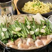 もつ鍋は2人前～オーダー可。昆布とかつおで丁寧に出汁をとった醤油と、京都の白味噌をベースに数種の味噌をブレンドした味噌の2種類から選べます。鍋用の追加メニューもあり、最後の一口までおいしく楽しめます。