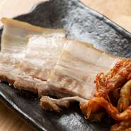 ゲストの声がきっかけで生まれたメニュー。さっぱりと蒸した豚肉と、マイルドな味わいのキムチのコンビネーションが絶妙。お酒のアテや、あと一品欲しいときなど、多くの場面でオーダーできるオススメメニューです。