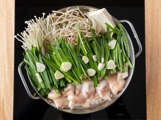 鍋で引き立つ、もつの旨み。2種のスープが選べる『もつ鍋』