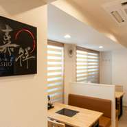 店主生田氏夫妻が営む【博多もつ鍋嘉祥】。個人店ならではの柔軟なサービスも見どころの一つ。臨機応変に、お客様の目線に寄り添うおもてなしで、楽しい食の一時を提供してくれます。