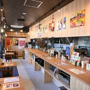 立ち飲みスタイルで、気軽においしい料理とお酒を楽しめるお店です。オープン記念として、料理とお酒が20％オフ！一人でも入りやすく、ふらっと立ち寄れる心地良い空間で、高知の味を満喫しましょう。