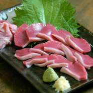 土佐はちきん地鶏の砂肝を生産組合から直送し、新鮮な状態で提供してくれます。大ぶりで臭みがなく、歯ごたえと旨みが際立つ高知特産の逸品です。お酒のお供にもぴったりな贅沢な味わいがたまりません。