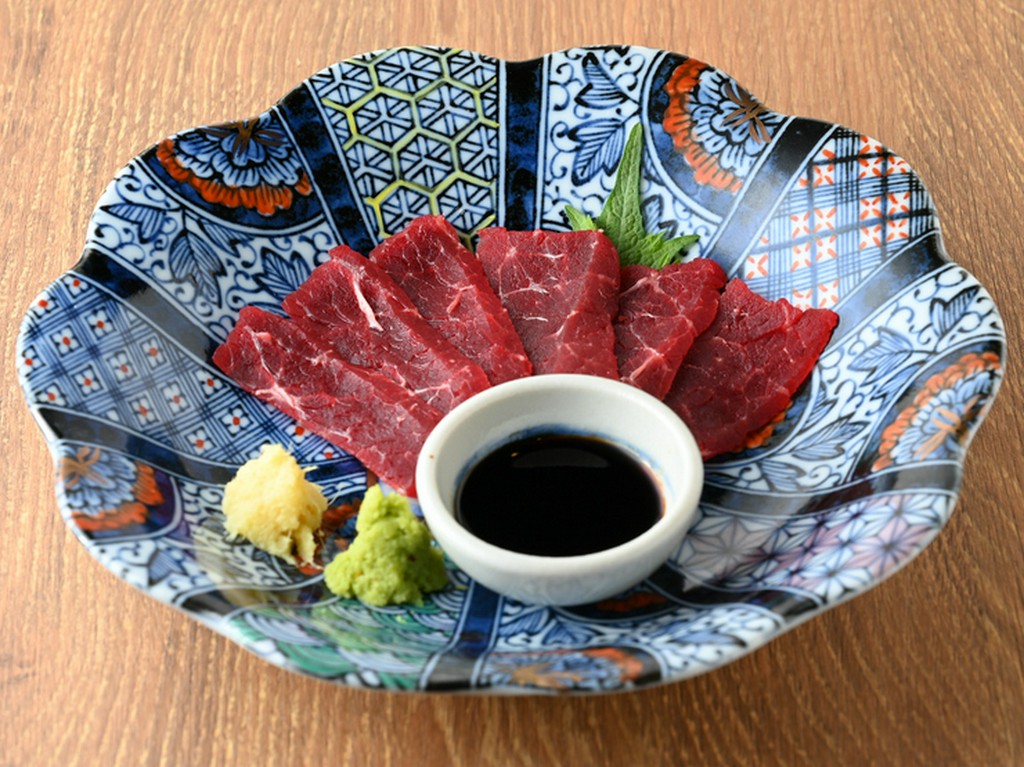 伝統の味を現代風にアレンジ！濃厚な旨みがたまらない『鯨の刺身』