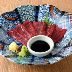 伝統の味を現代風にアレンジ！濃厚な旨みがたまらない『鯨の刺身』