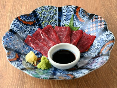 伝統の味を現代風にアレンジ！濃厚な旨みがたまらない『鯨の刺身』