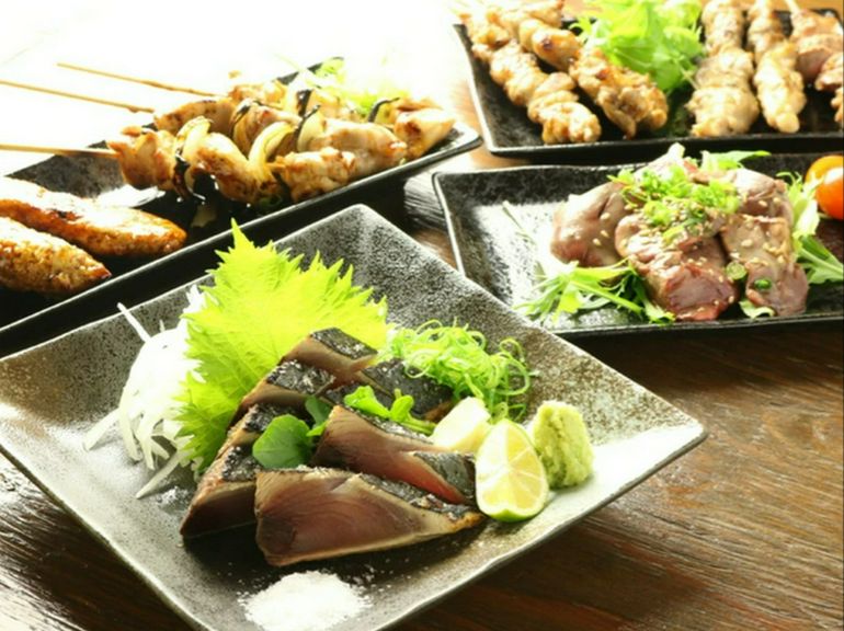 料理は絶品、かつおなどの地魚や魚介類、肉、鶏はおまかせ！