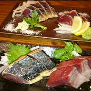 高知直送の土佐地鶏と地魚を使用し、新鮮な料理を届けてくれます。市場直送のかつおや、土佐湾近海で獲れる「どろめ」「のれそれ」など、多彩な一品料理も楽しめるのが特長です。