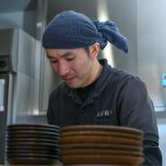 オススメ料理や、串焼き、料理の特徴、それぞれの肉の味わいなど丁寧に説明してくれます。各スタッフの食べた感想も味わい深いので、気軽に聞いてみてはいかがでしょうか。