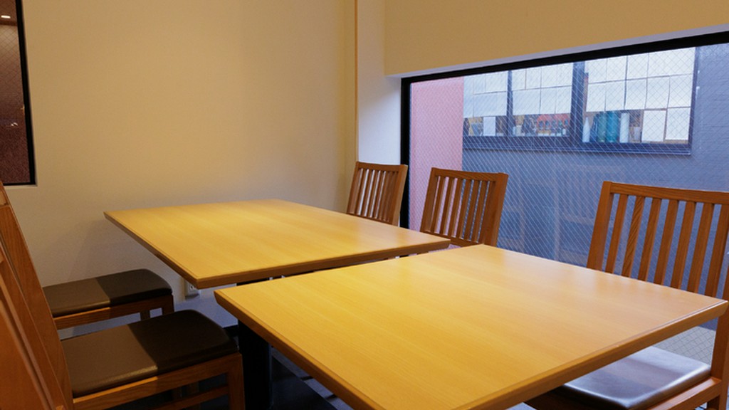 ワインとおしゃべり。テーブルを囲んで、女子の至福の時間を満喫