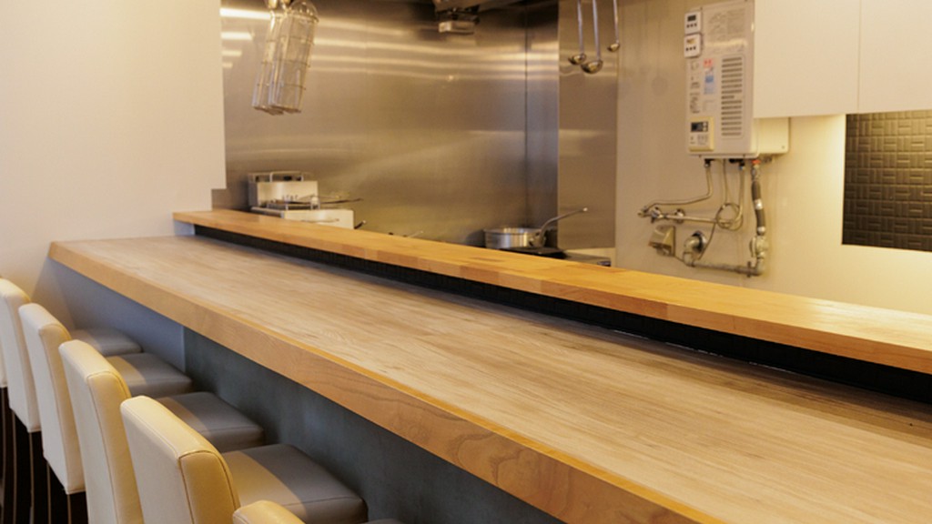 木目が美しいカウンター席は、二人の距離が縮まるデートの特等席