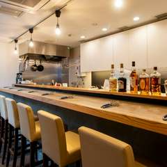 落ち着いた店内でカウンター席有り