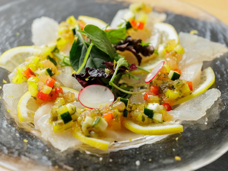 春夏秋冬、四季折々の味。素材のおいしさがわかる『ホタテとレモン 鮮魚のカルパッチョ』