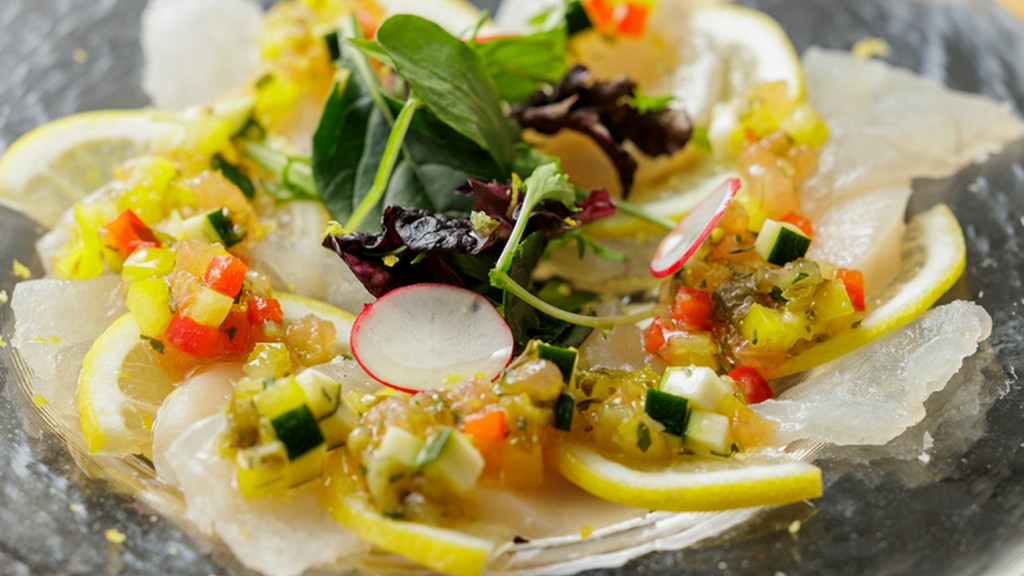 春夏秋冬、四季折々の味。素材のおいしさがわかる『ホタテとレモン　鮮魚のカルパッチョ』