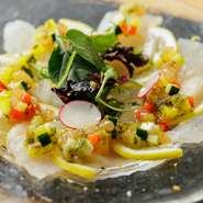 使用するのは、毎朝買い付けている鮮魚と野菜。春夏秋冬、四季折々の旬の鮮魚を仕入れるので、毎日違った味を堪能できます。シンプルだからこそ、素材のおいしさがわかる逸品です。