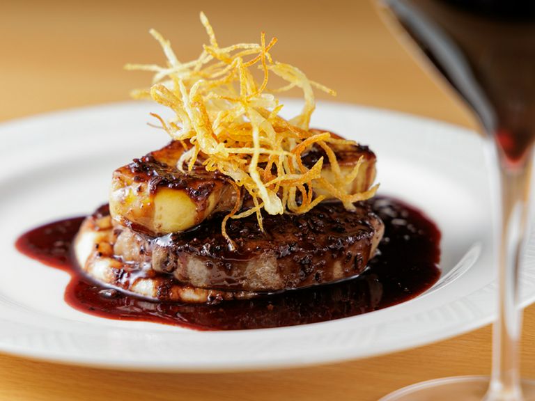 贅沢で濃厚な味わいを堪能。シェフのスペシャリテ『牛フィレ肉とフォアグラのポワレ ロッシーニ風』