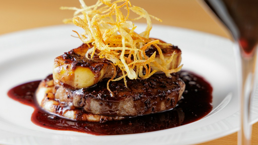 贅沢で濃厚な味わいを堪能。シェフのスペシャリテ『牛フィレ肉とフォアグラのポワレ　ロッシーニ風』