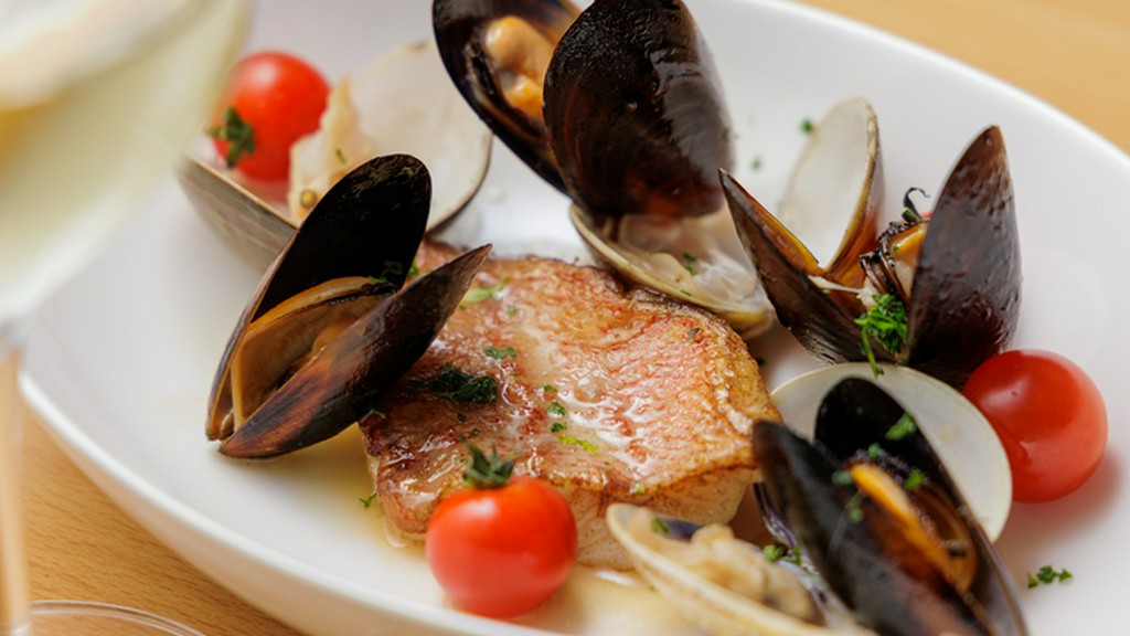 新鮮な魚介と貝を使用。魚介のおいしさがスープに凝縮された『鮮魚と貝のアクアパッツァ』