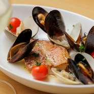 シェフが目利きし仕入れた新鮮な食材を使用。仕入れや季節によりさまざまな魚介が使われています。魚介のエキスが詰まったスープは、最後の一滴まで飲み干したくなるおいしさです。
