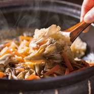 豚肉、昆布、椎茸、にんじんなどの具材をたっぷり使い、かつおや昆布のだしで味付けされた、旨みたっぷりの一品です。