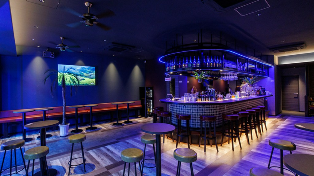 夜はカジュアルなバータイム！飲み放題＆スポーツ観戦も