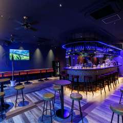夜はカジュアルなバータイム！飲み放題＆スポーツ観戦も