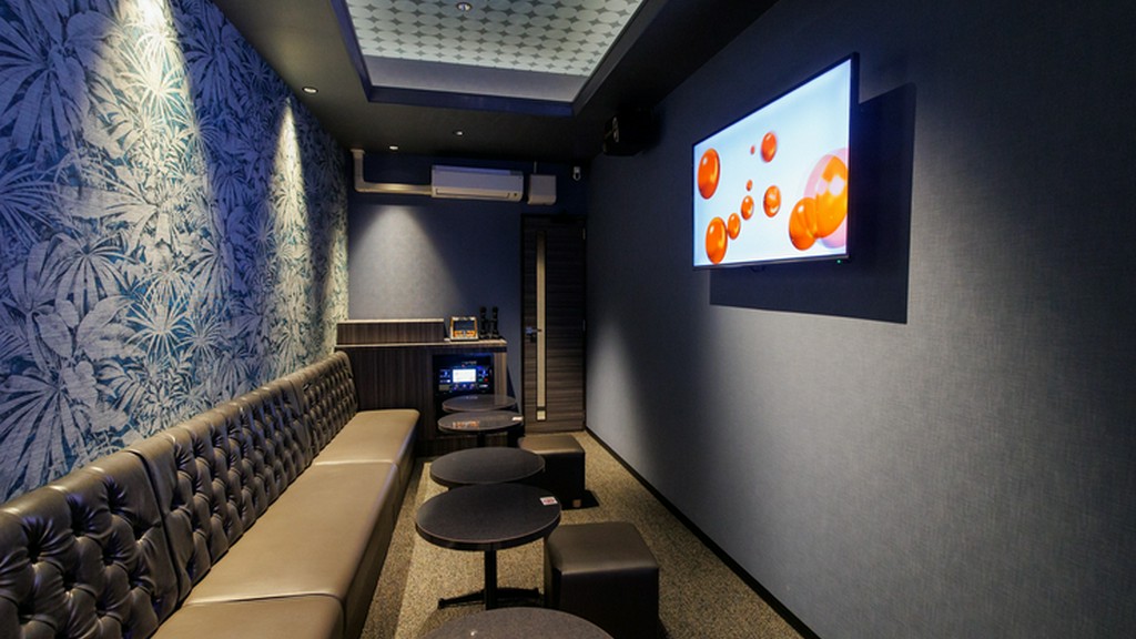 自由な席の選択肢と、気兼ねなく過ごせる前払い制