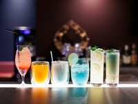 40種類以上のドリンクが楽しめる時間無制限飲み放題
女性　2500円／1人
男性　3300円／1人