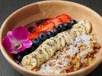 濃厚なアサイーに、石垣島産バナナなど季節の果物をたっぷりトッピング。グラノーラ＆ココナッツの楽しい食感に、ハチミツが自然な甘さを演出しています。朝食や軽めのランチ、カフェタイムにも最適なメニューです。